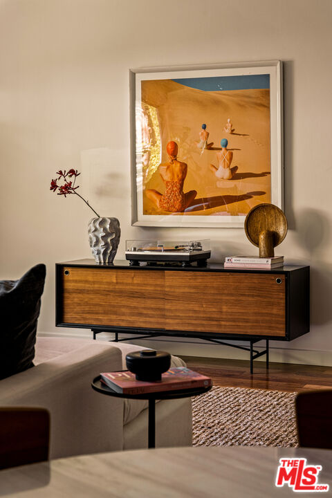 2604 N Beachwood Dr Unit: 2