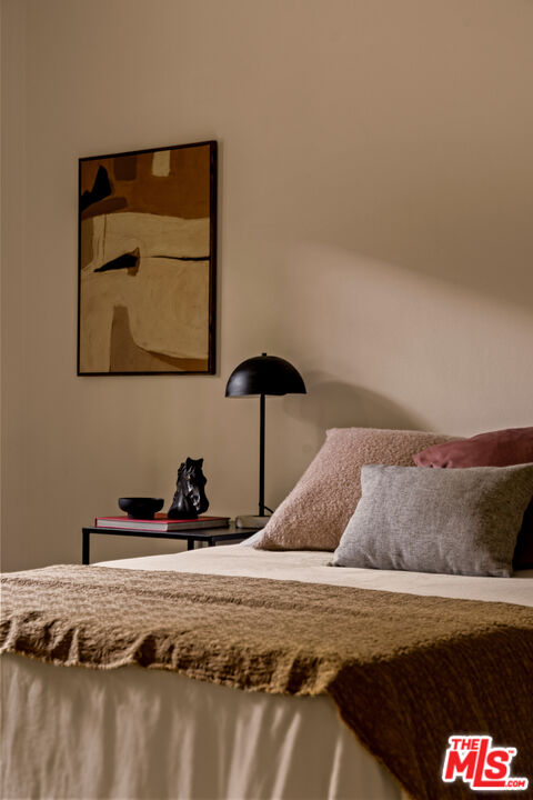 2604 N Beachwood Dr Unit: 2