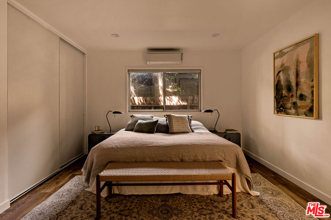 2604 N Beachwood Dr Unit: 2