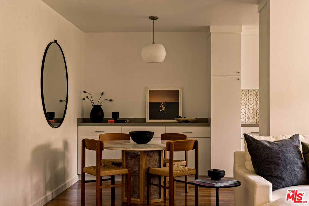 2604 N Beachwood Dr Unit: 2