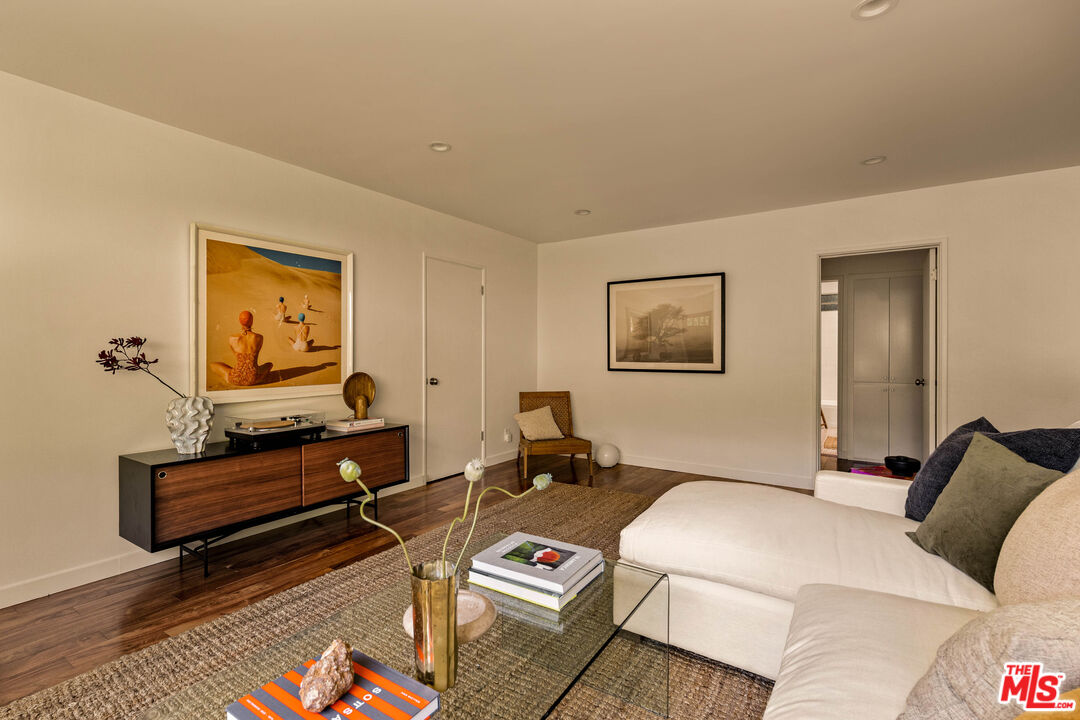 2604 N Beachwood Dr Unit: 2