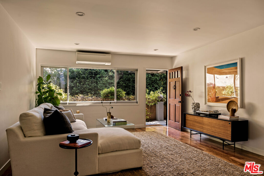 2604 N Beachwood Dr Unit: 2