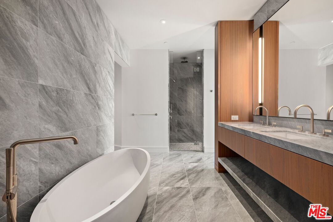 211 W Elm Ct Unit: 6E