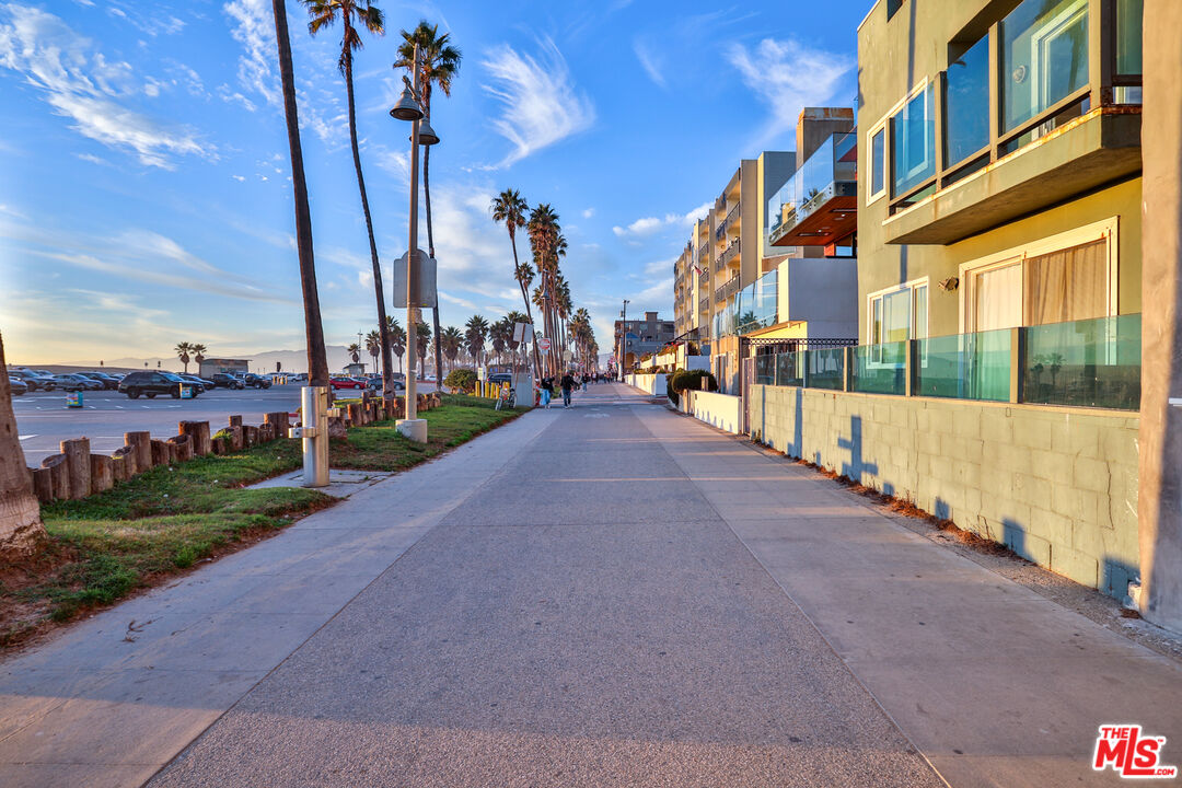 2207 Ocean Front Walk Unit: 4