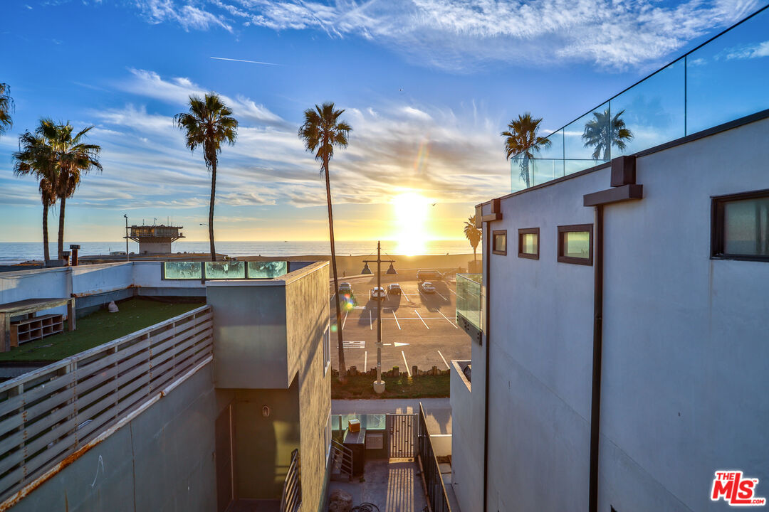 2207 Ocean Front Walk Unit: 4