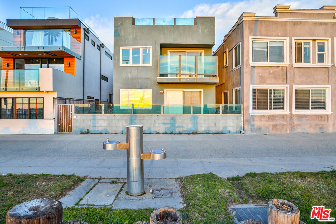 2207 Ocean Front Walk Unit: 4
