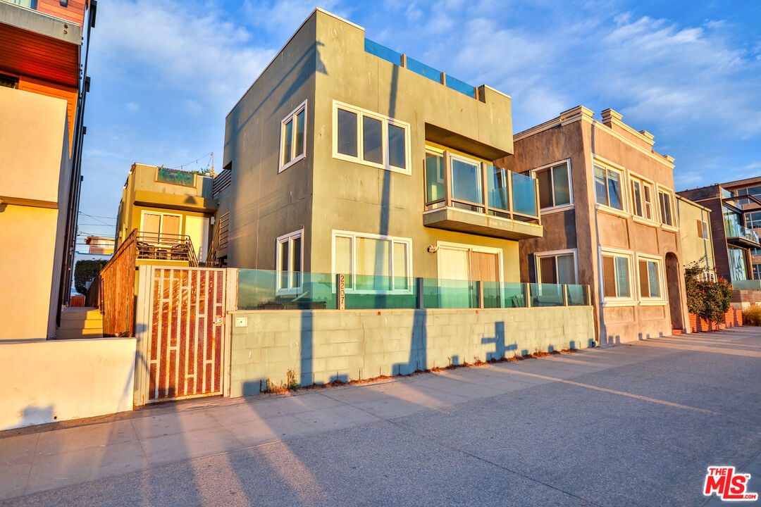 2207 Ocean Front Walk Unit: 4