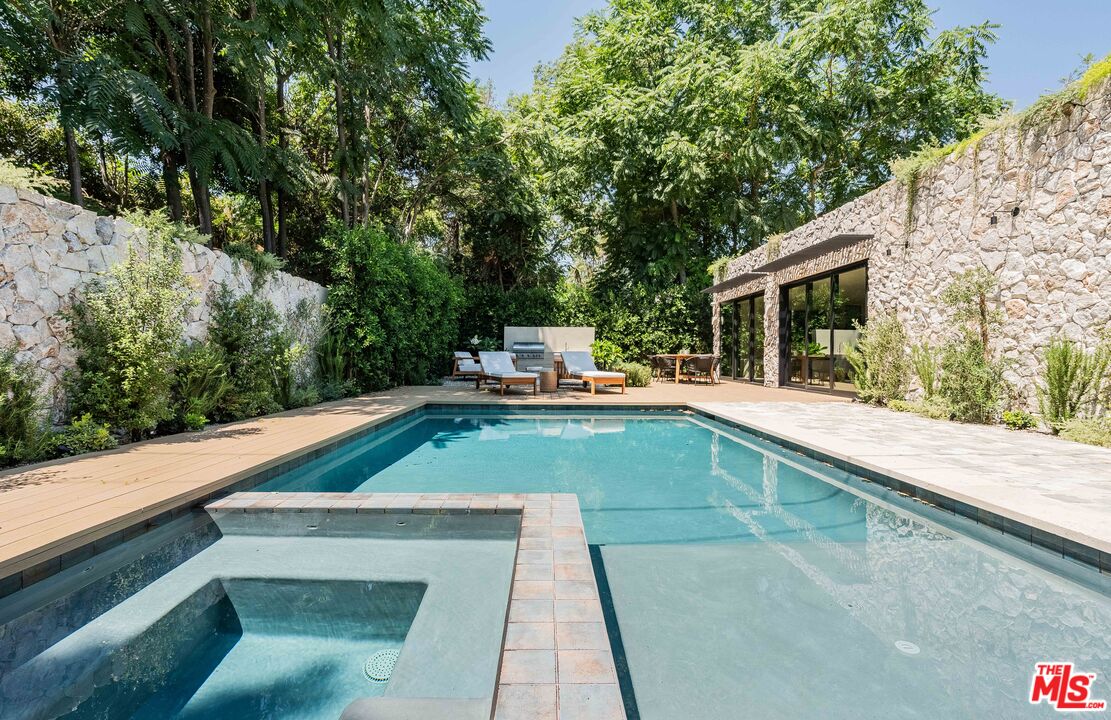 23426 Erwin St