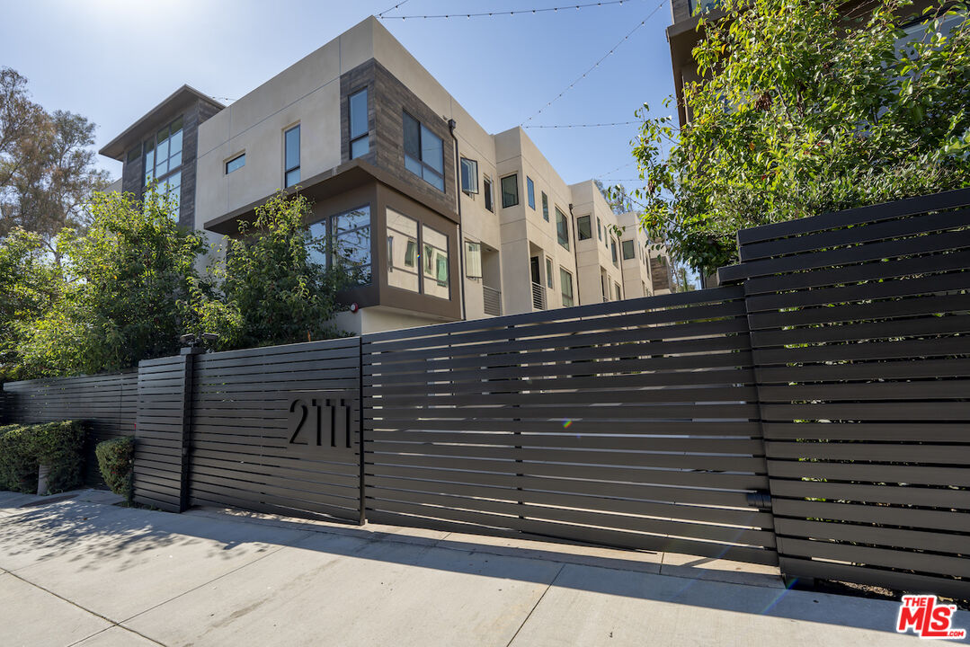 2111 N Cahuenga Blvd Unit: 14