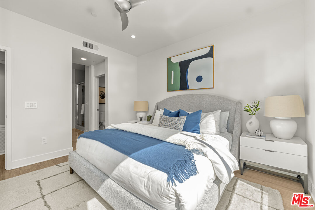 2111 N Cahuenga Blvd Unit: 14