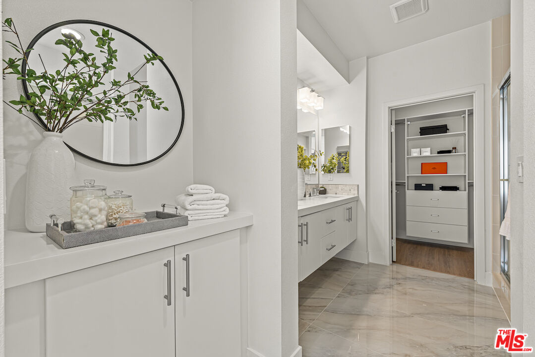 2111 N Cahuenga Blvd Unit: 14