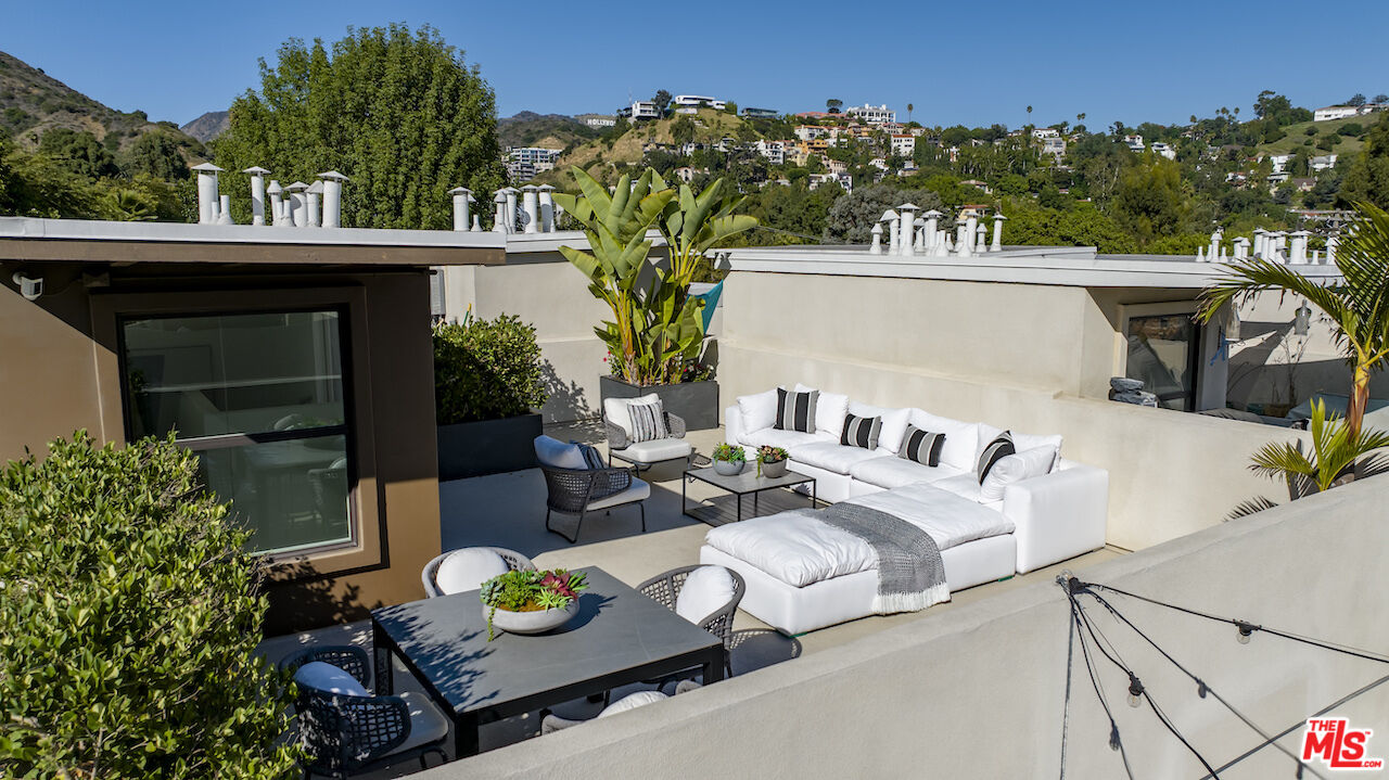 2111 N Cahuenga Blvd Unit: 14