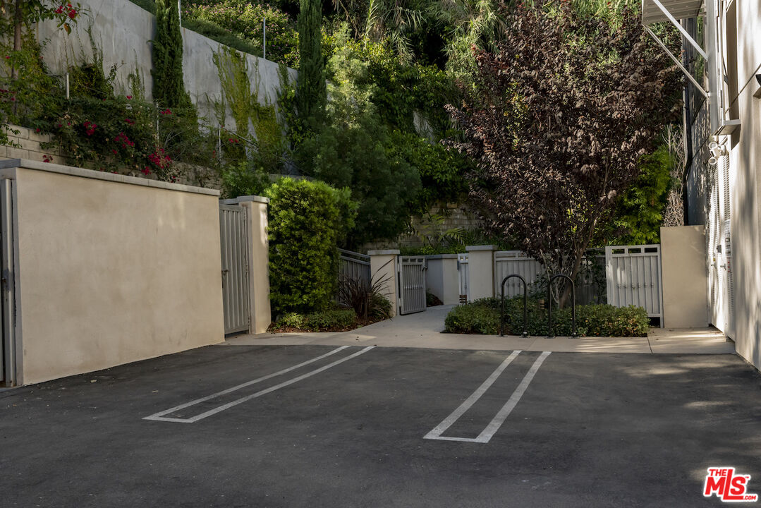 2111 N Cahuenga Blvd Unit: 14