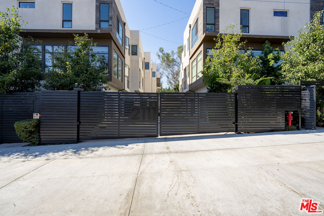 2111 N Cahuenga Blvd Unit: 14