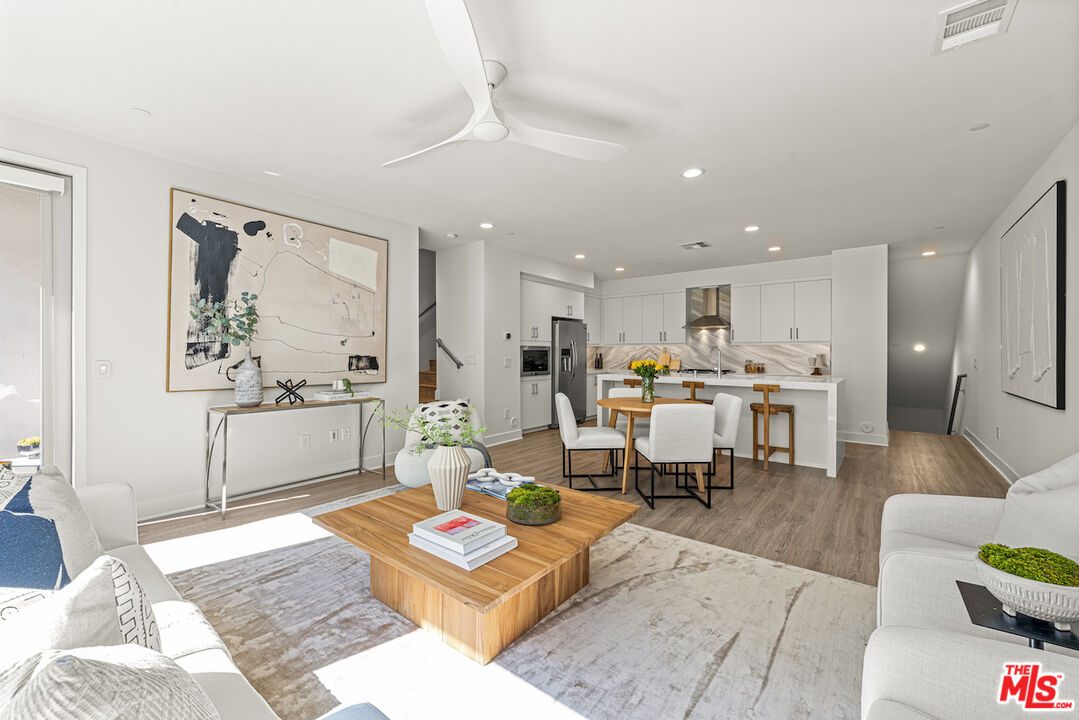 2111 N Cahuenga Blvd Unit: 14