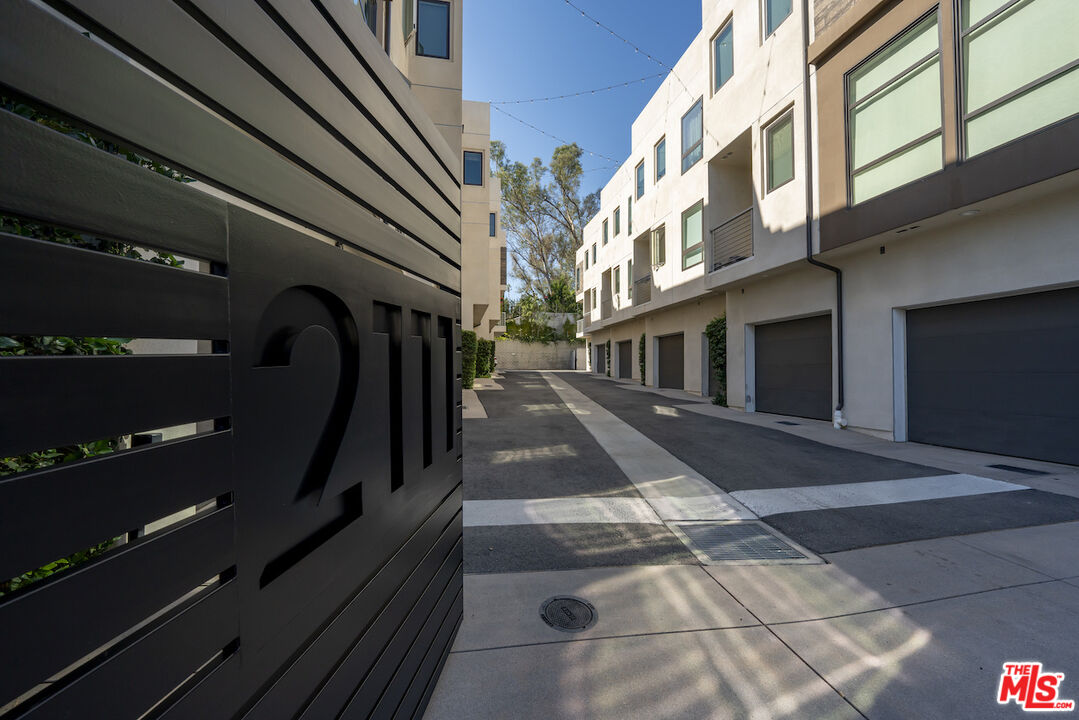 2111 N Cahuenga Blvd Unit: 14