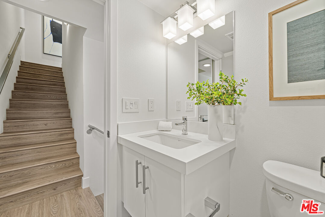 2111 N Cahuenga Blvd Unit: 14