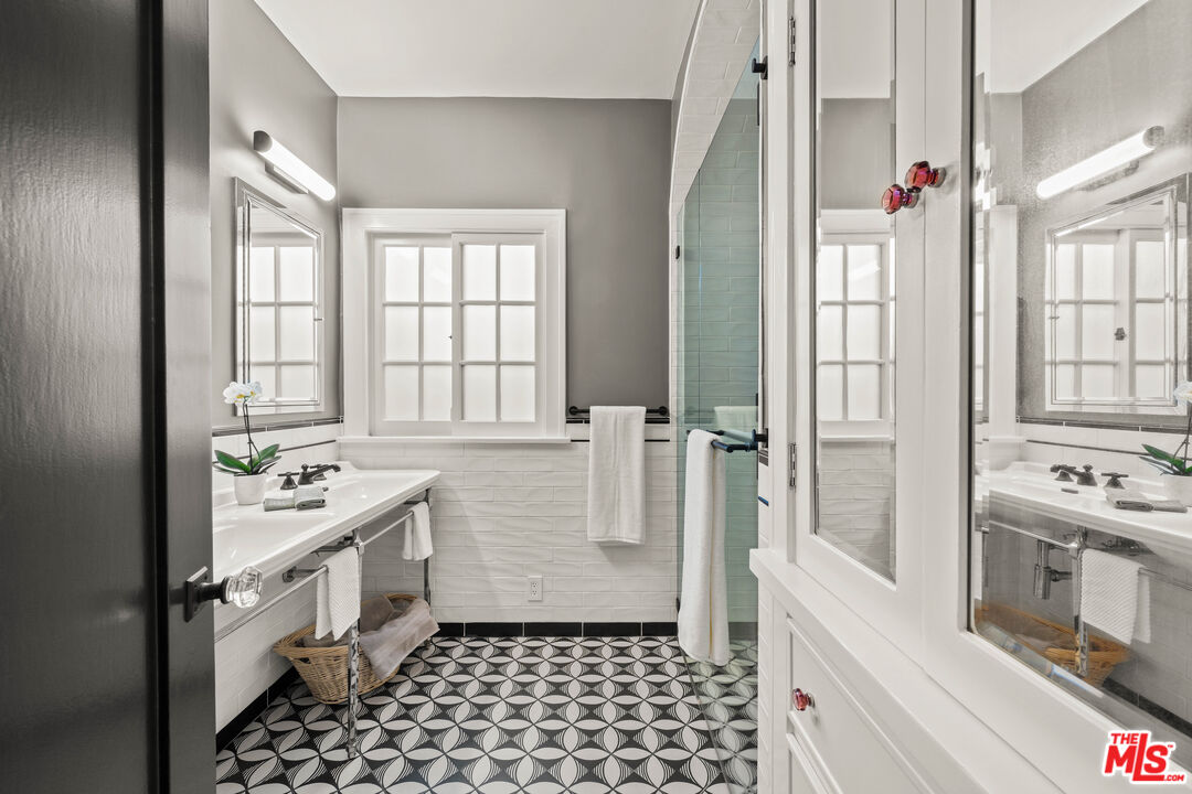 845 S Cloverdale Ave