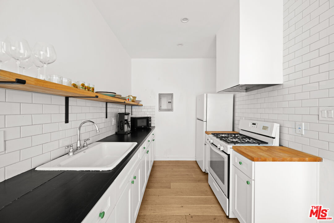 211 S Berendo St Unit: 3
