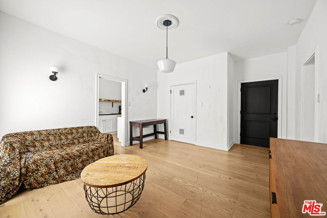 211 S Berendo St Unit: 3