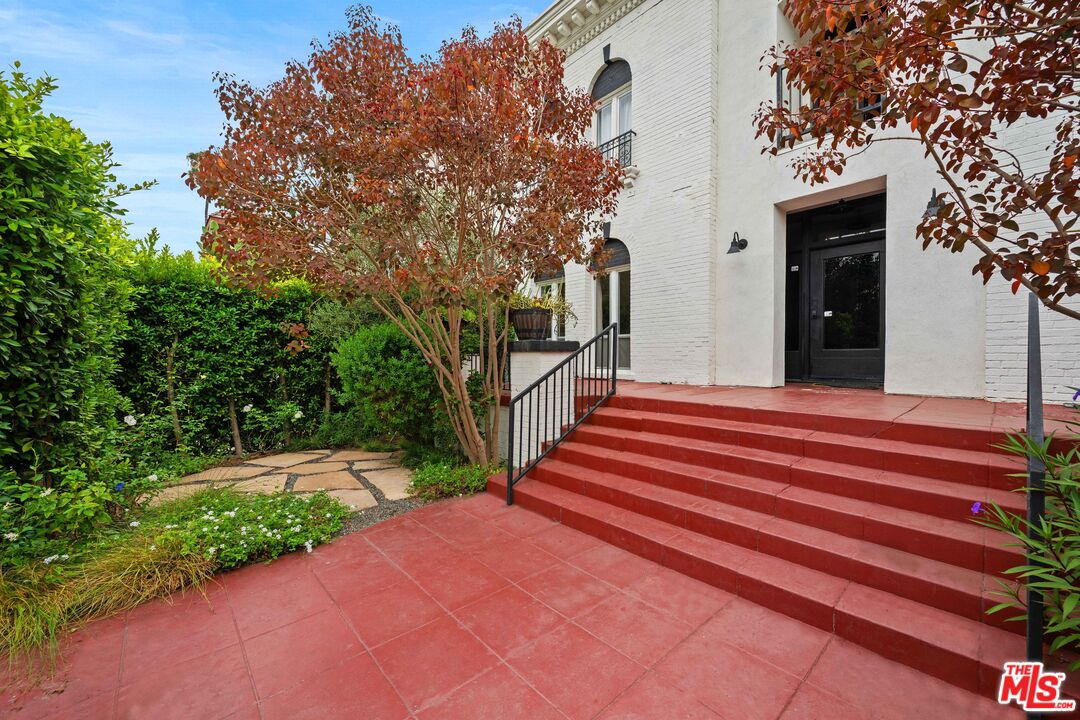 211 S Berendo St Unit: 3