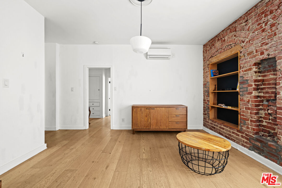 211 S Berendo St Unit: 3