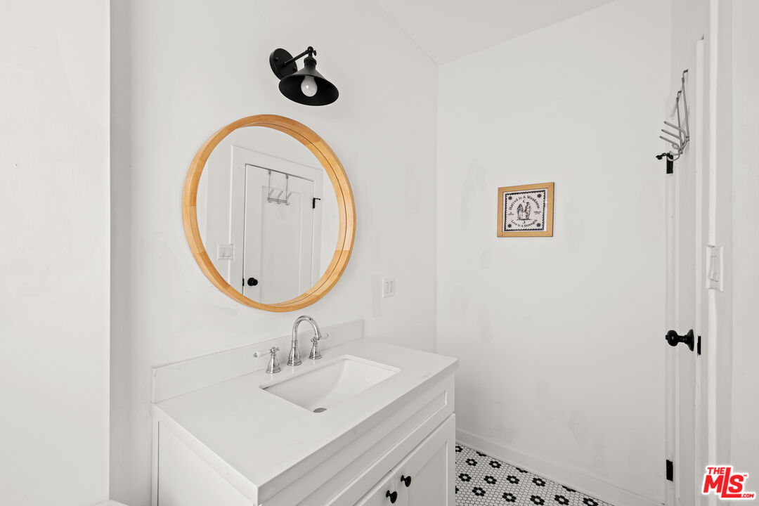 211 S Berendo St Unit: 3