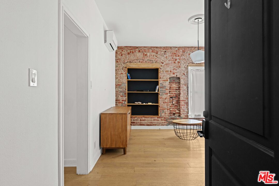 211 S Berendo St Unit: 3