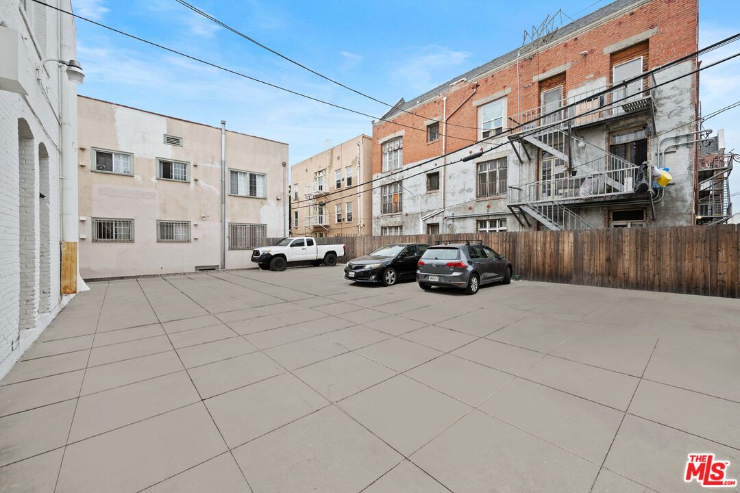 211 S Berendo St Unit: 3