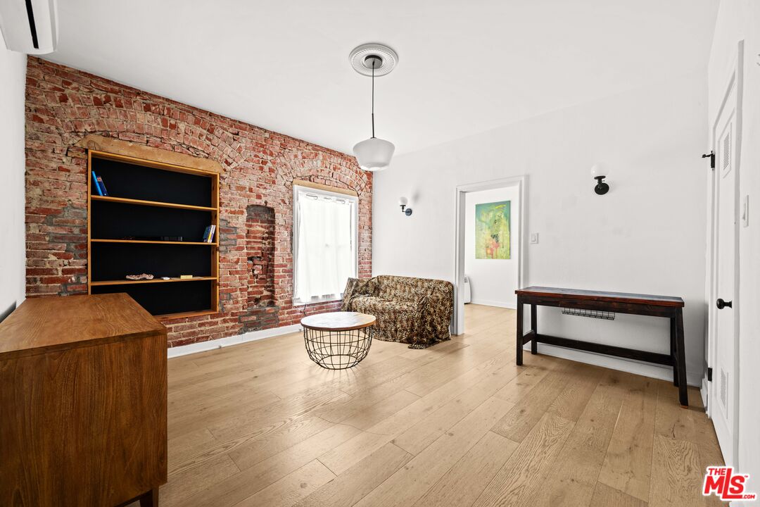 211 S Berendo St Unit: 3
