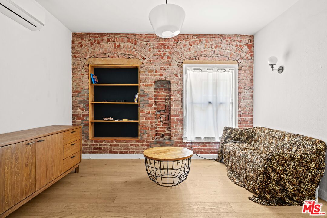211 S Berendo St Unit: 3