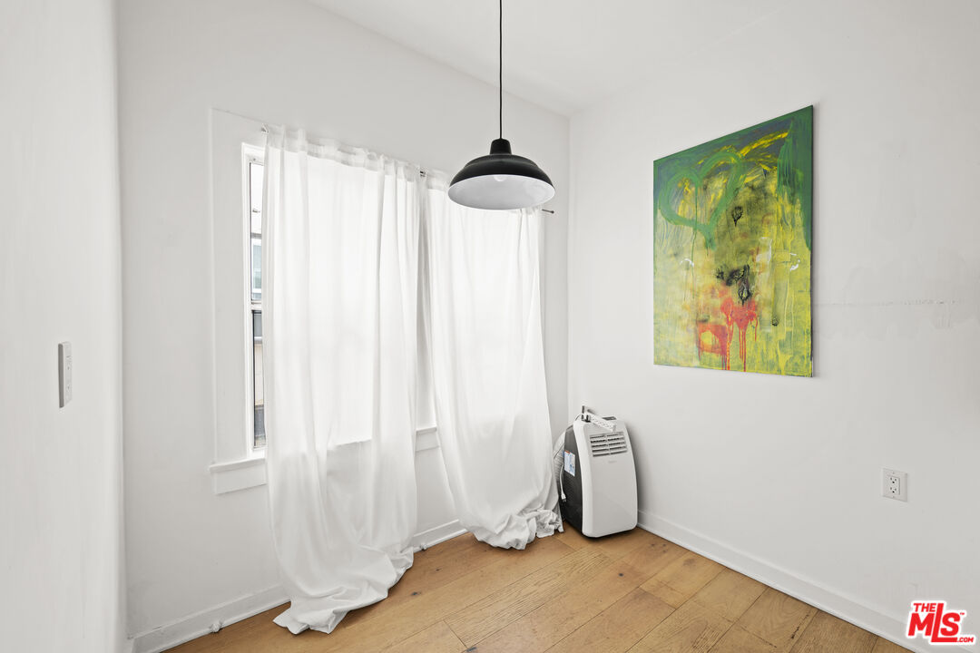 211 S Berendo St Unit: 3
