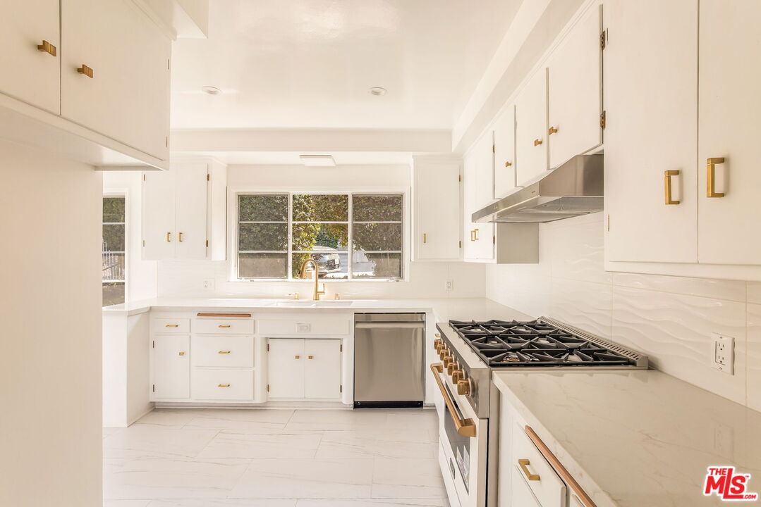 2535 Ivanhoe Dr