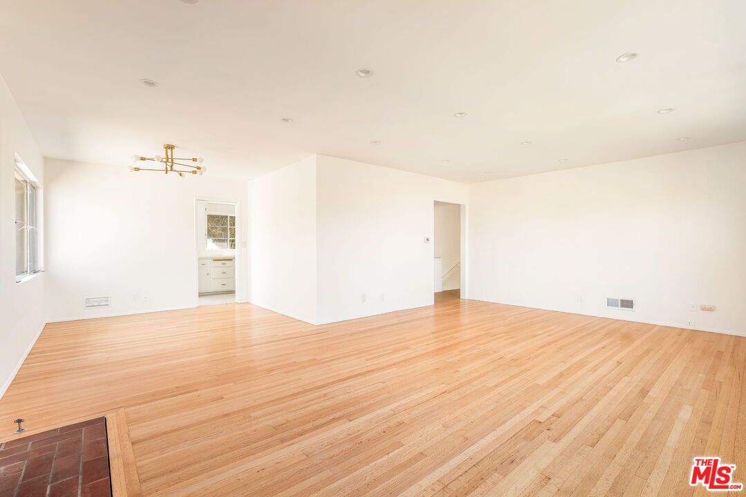 2535 Ivanhoe Dr