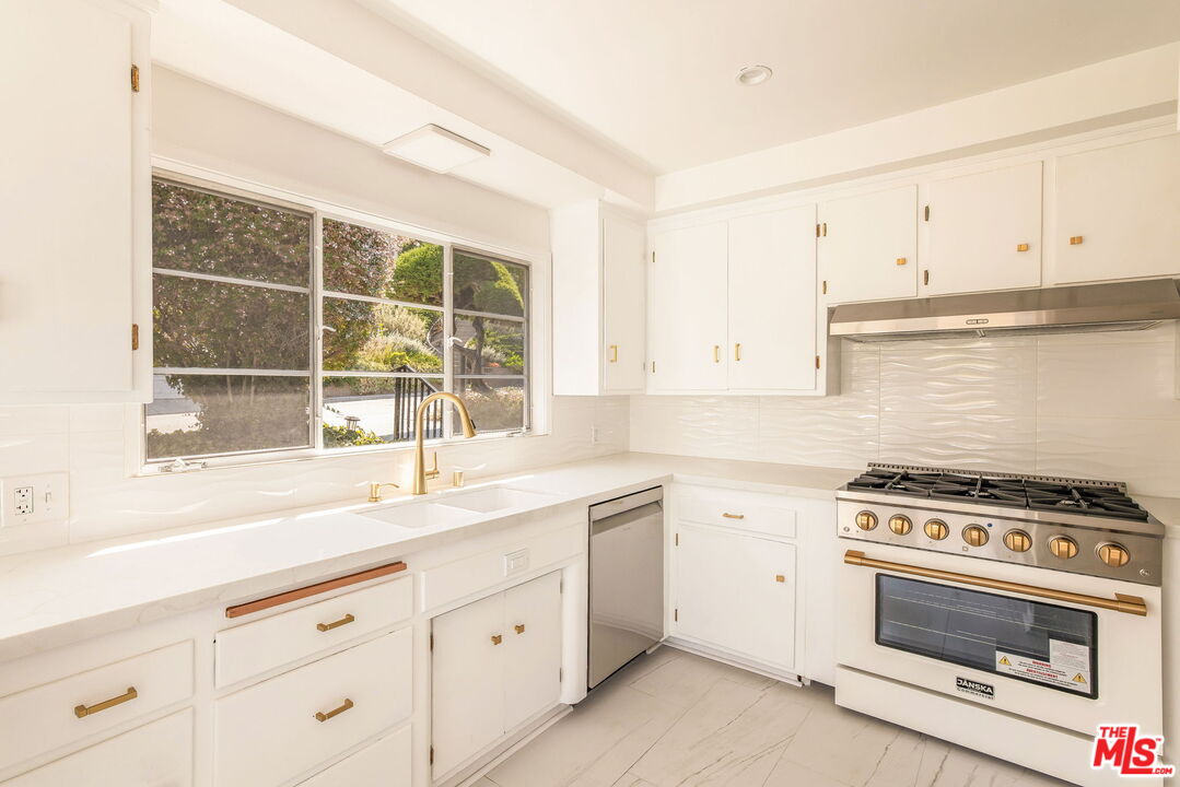 2535 Ivanhoe Dr