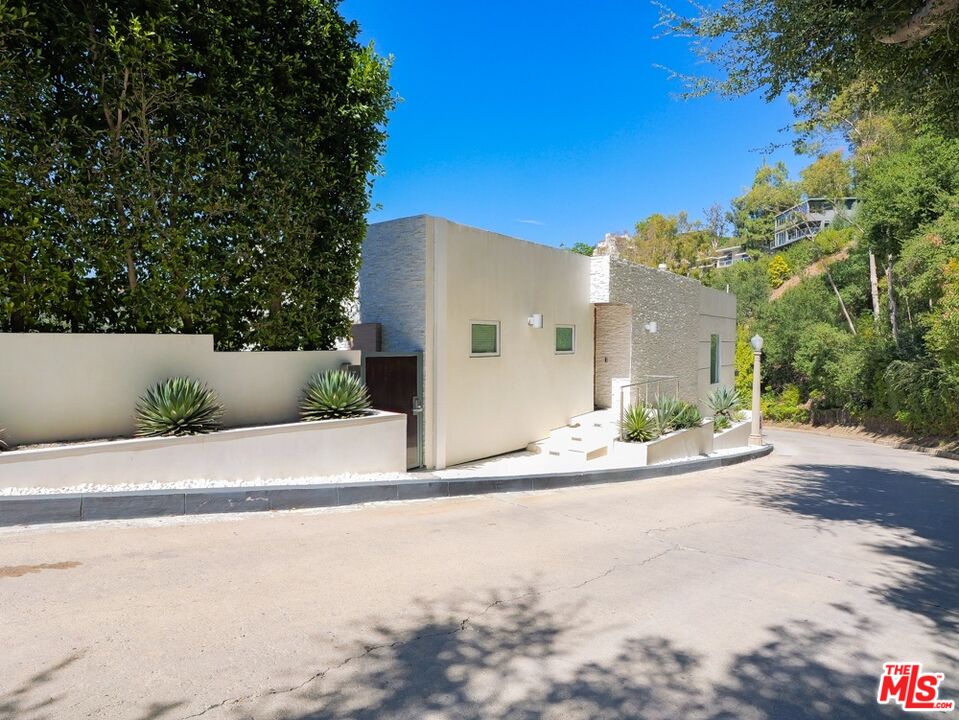9422 Readcrest Dr