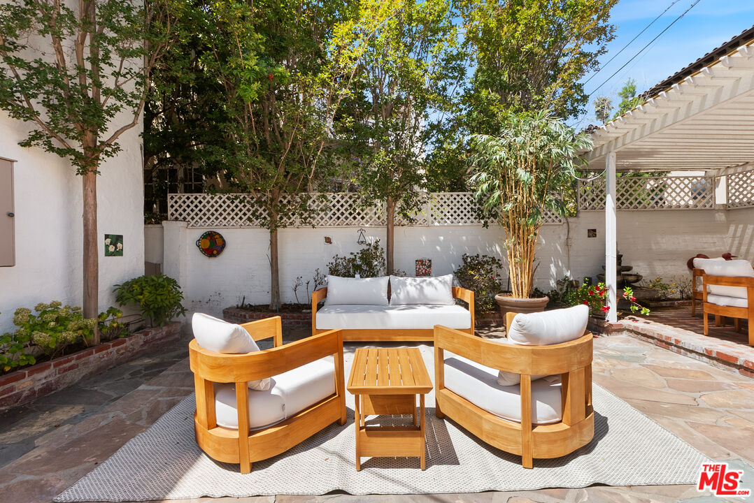 864 Wellesley Ave