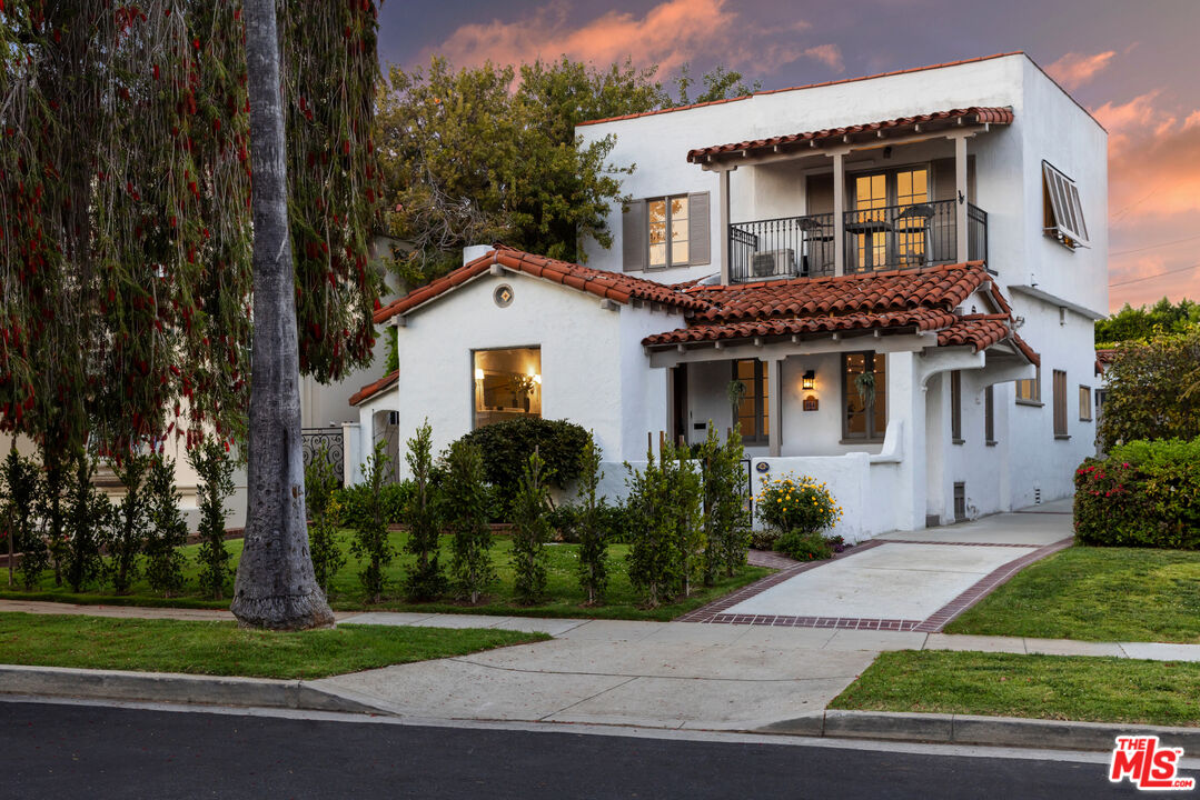 864 Wellesley Ave