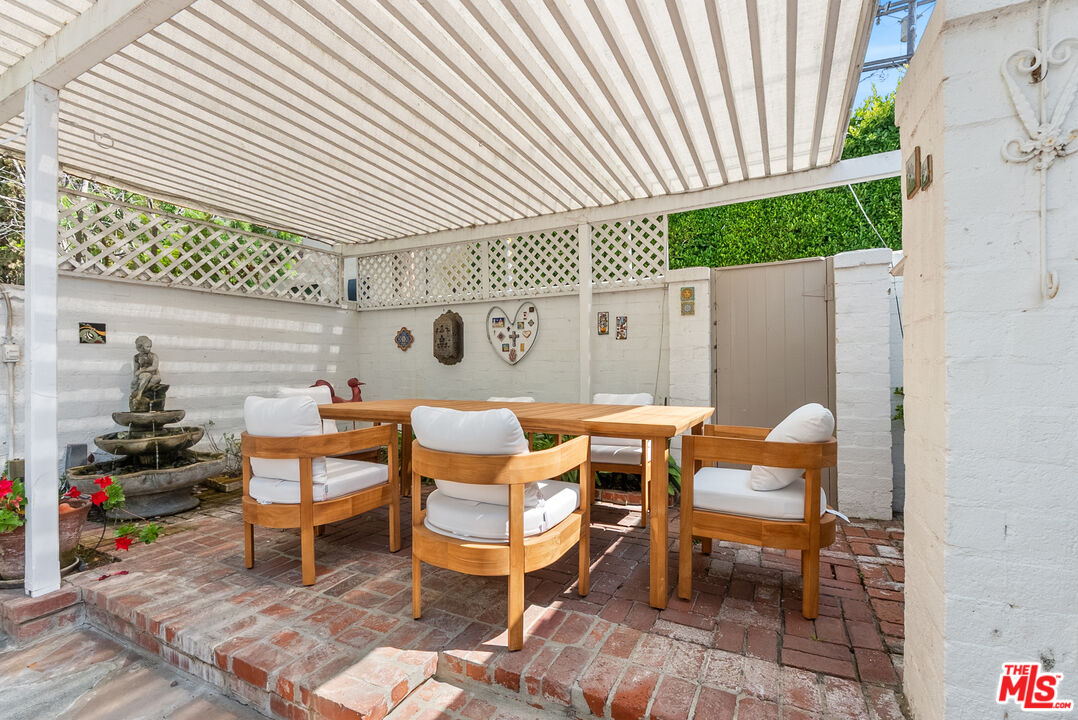 864 Wellesley Ave