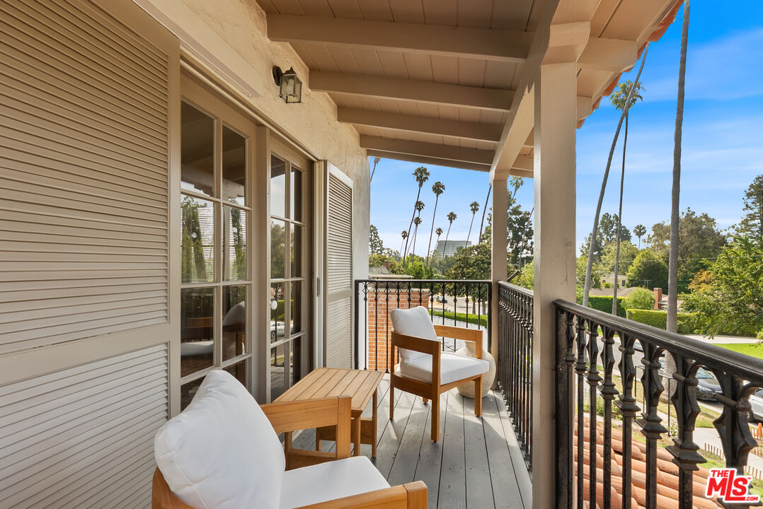 864 Wellesley Ave