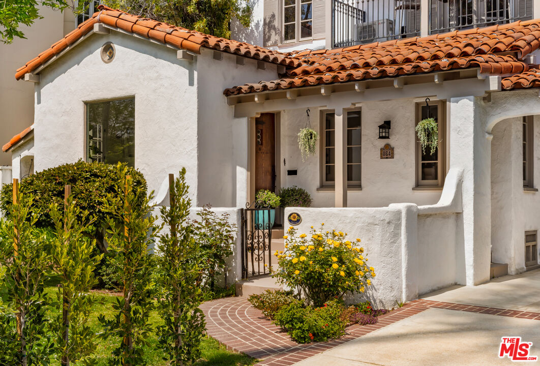 864 Wellesley Ave