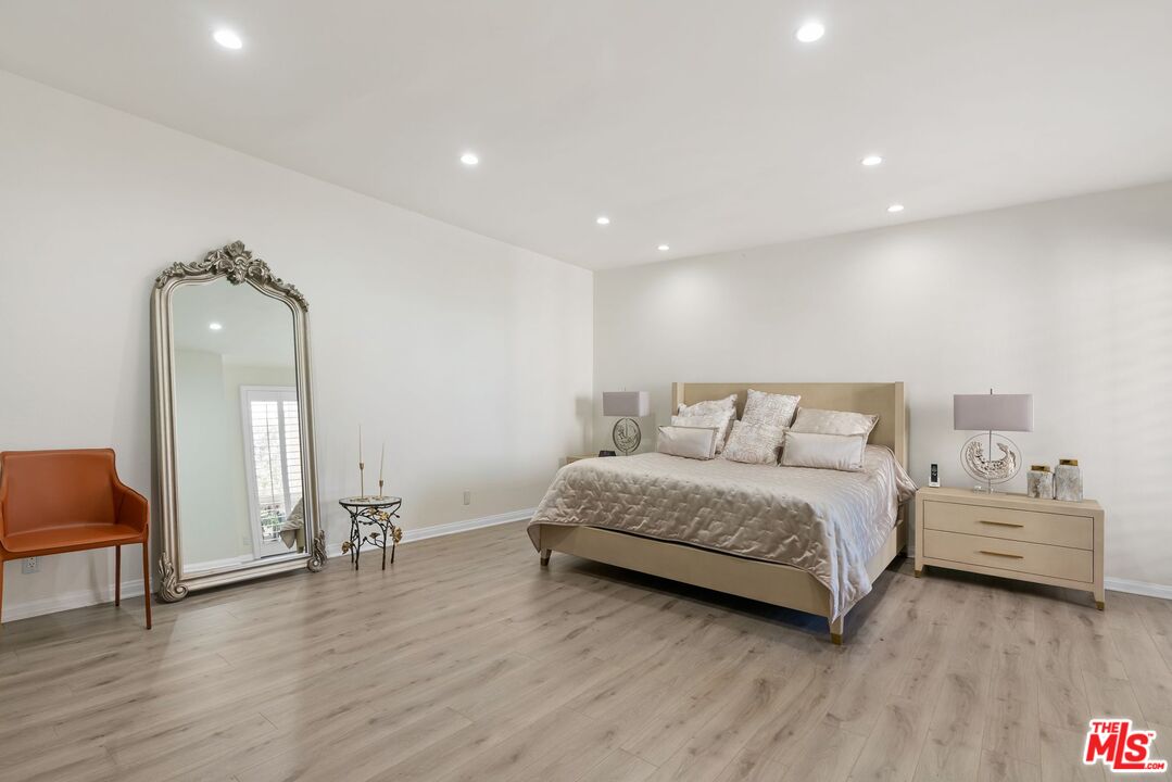 17130 Burbank Blvd Unit: 201