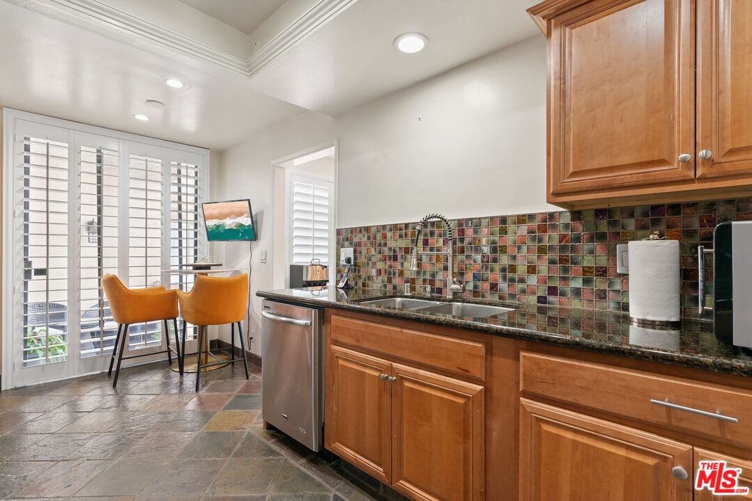 17130 Burbank Blvd Unit: 201