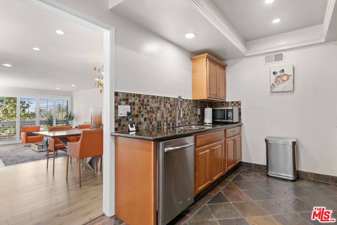 17130 Burbank Blvd Unit: 201