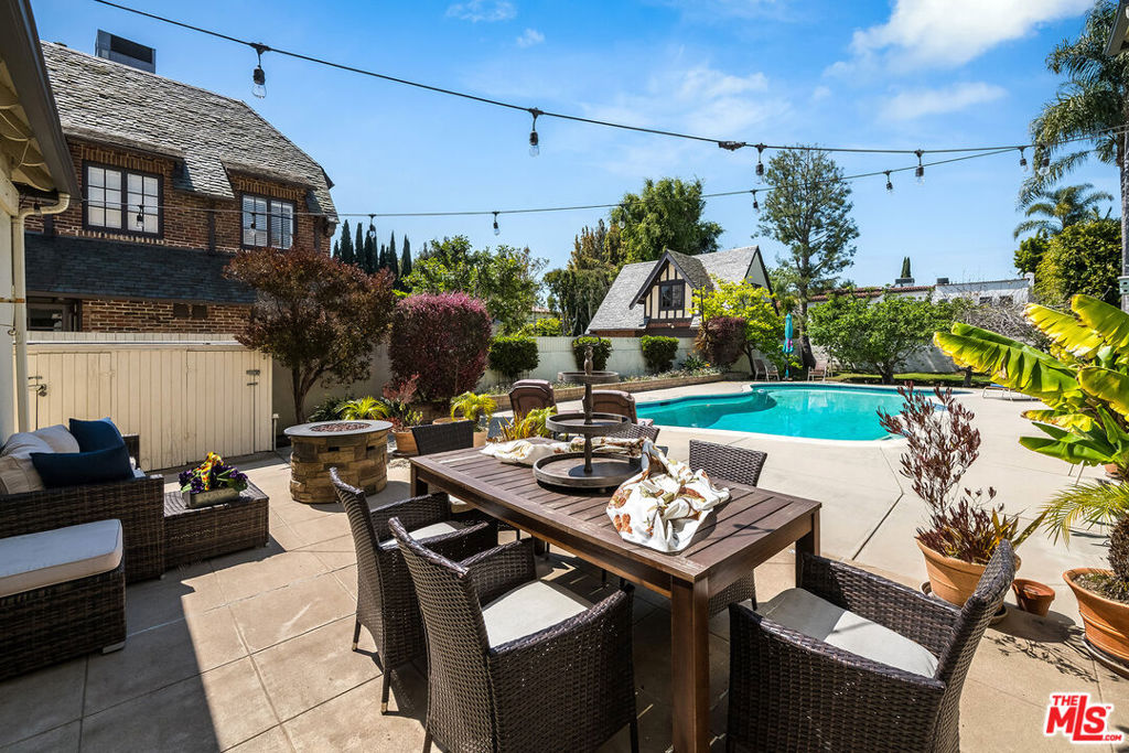 157 N Las Palmas Avenue