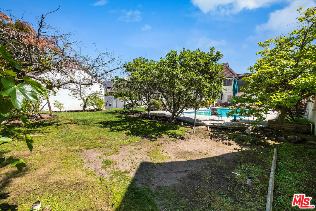 157 N Las Palmas Ave