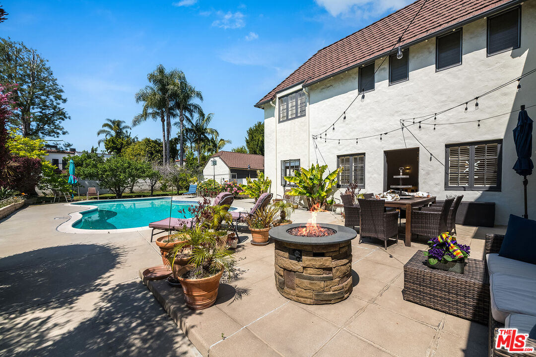 157 N Las Palmas Ave