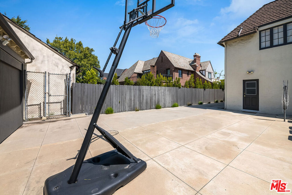 157 N Las Palmas Avenue