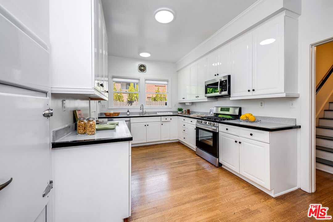 157 N Las Palmas Ave