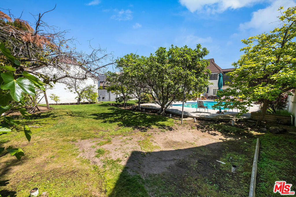 157 N Las Palmas Avenue